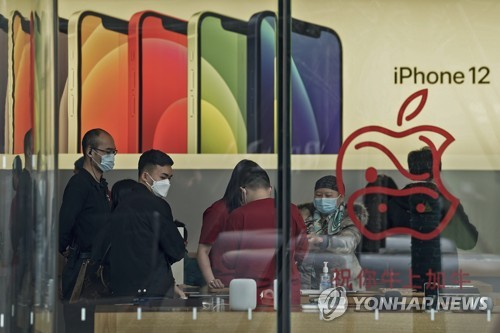 "애플, 中정부에 고객 데이터 관리권 넘겼다…앱 수만개 제거도"