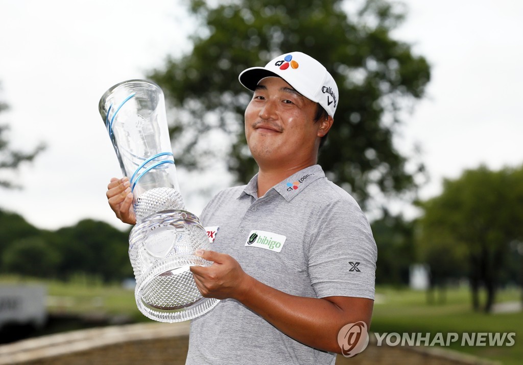 In this Associated Press photo, Lee Kyoung-hoon of South Korea holds the champion's trophy after winning the AT&T Byron Nelson golf tournament at TPC Craig Ranch in McKinney, Texas, on May 16, 2021. (Yonhap)