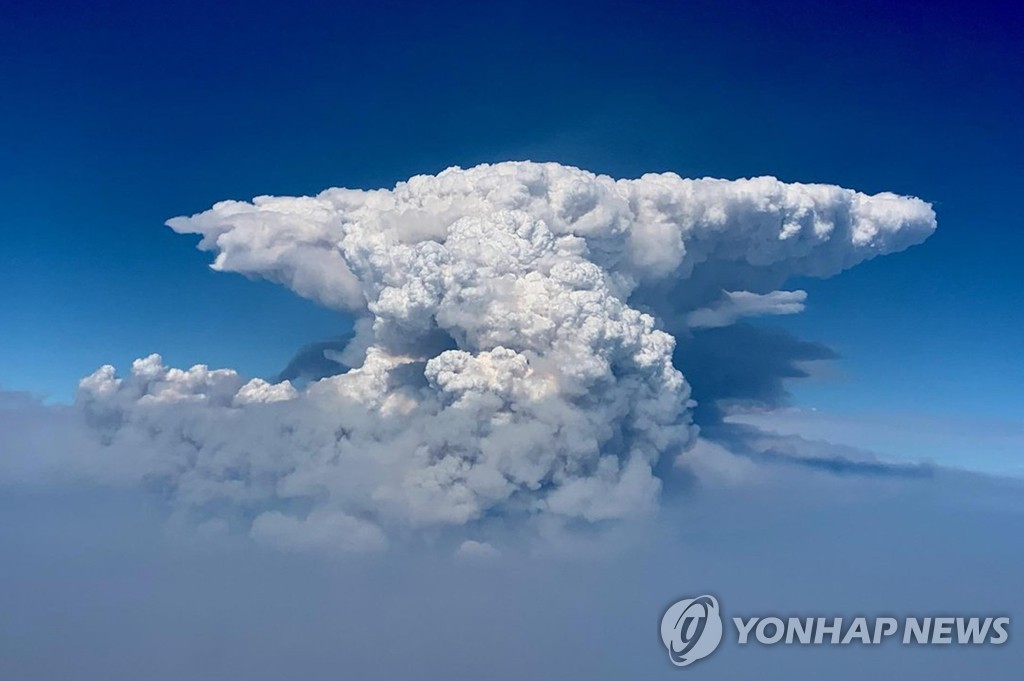 미국 오리건주 산불로 생긴 불구름(화재적운)