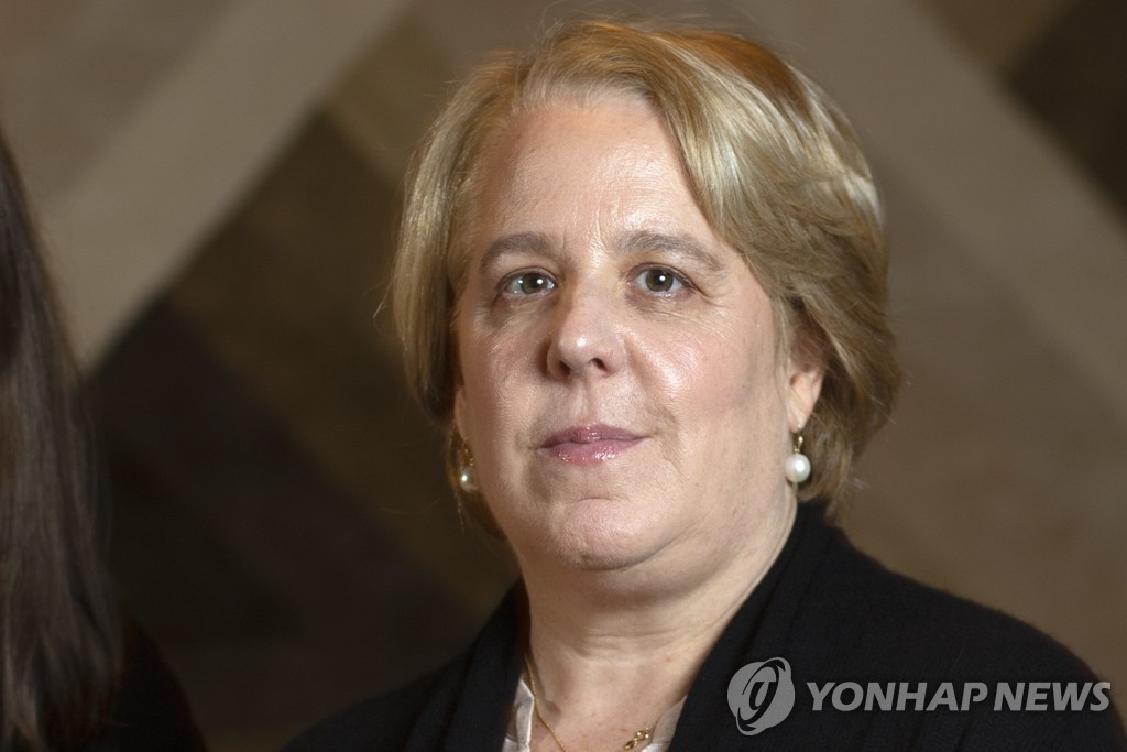 '쿠오모 파문'에 여성인권단체 타임스업 이사회 의장에서 물러난 로버타 캐플런