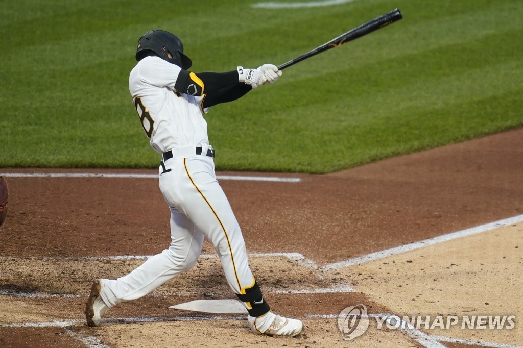 In this Associated Press photo, Park Hoy-jun of the Pittsburgh Pirates hits a solo home run against the St. Louis Cardinals in the bottom of the fourth inning of a Major League Baseball regular season game at PNC Park in Pittsburgh on Aug. 10, 2021. (Yonhap)