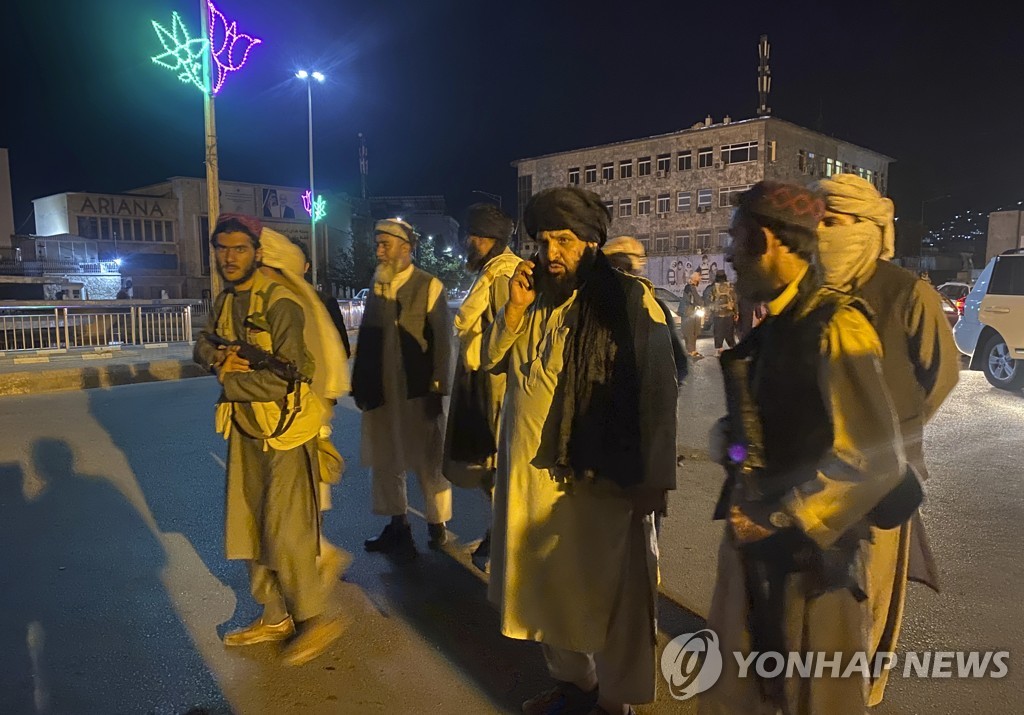 15일 아프간 대통령궁을 장악한 탈레반 조직원들 [AP=연합뉴스] 