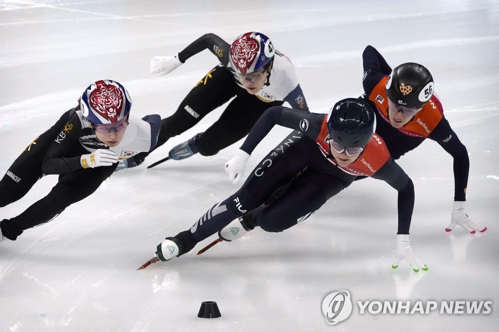 In this Associated Press file photo from Oct. 21, 2021, Choi Min-jeong (L) and Lee Yu-bin (2nd from L) of South Korea compete with Xandra Velzeboer (2nd from R) and Rianne de Vries of the Netherlands in the quarterfinals of the women's 1,500m at the International Skating Union Short Track Speed Skating World Cup at Capital Indoor Stadium in Beijing. (Yonhap)