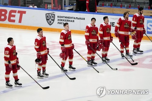 중국 국가 듣는 KHL 쿤룬 레드스타 선수들