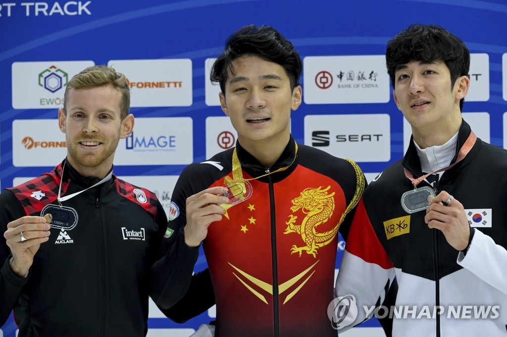 In this Associated Press photo, Park Jang-hyuk of South Korea (R) holds up his bronze medal from the men's 1,500m at the International Skating Union Short Track Speed Skating World Cup at Fonix Hall in Debrecen, Hungary, on Nov. 20, 2021, joined by the gold medalist, Ren Ziwei of China (C), and the silver medalist, Pascal Dion of Canada. (Yonhap)