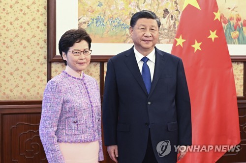 캐리 람 홍콩행정장관(왼쪽)과 시진핑 중국 국가주석