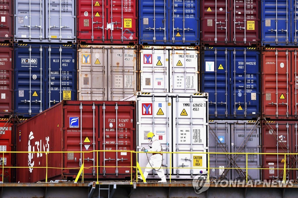 중국 칭다호 항구에 쌓여있는 컨테이너들[AP 연합뉴스 자료사진. 재판매 및 DB 금지]