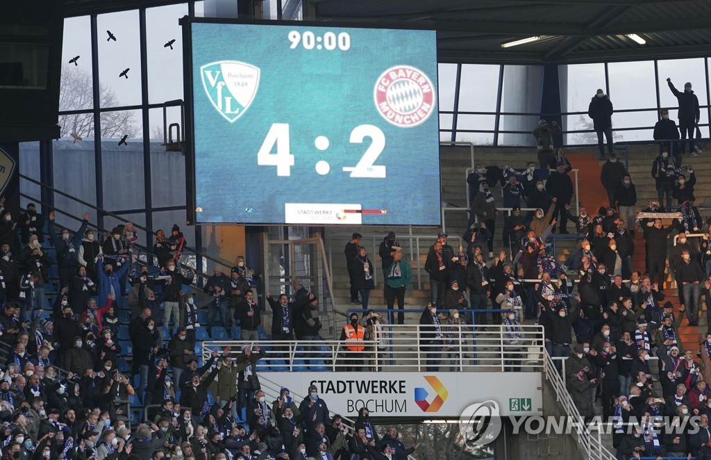 보훔이 4-2로 승리한 바이에른 뮌헨전 결과가 전광판에 나타나 있다.