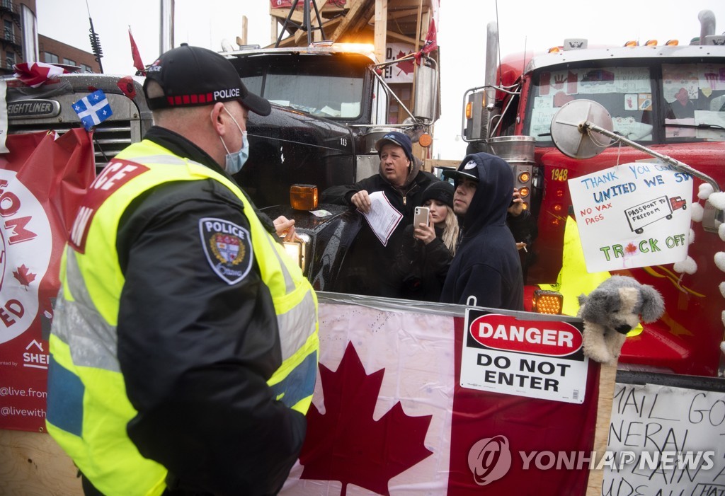 캐나다 경찰과 시위대