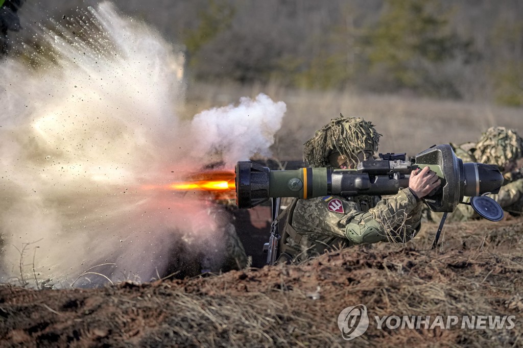 NLAW 대전차 미사일을 발사하는 우크라이나군 병사