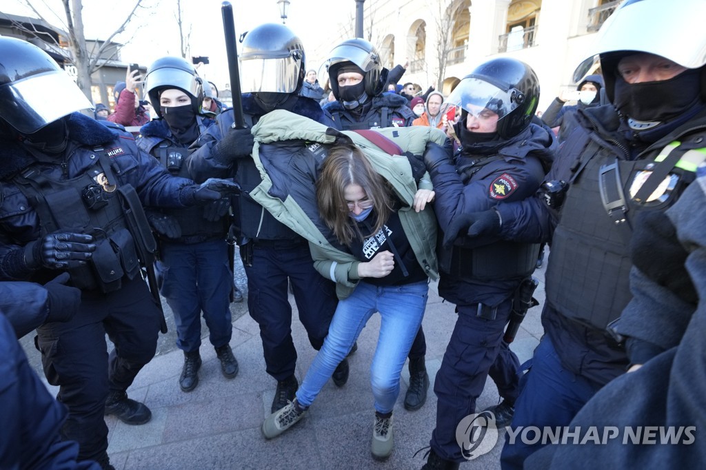 반전시위 참가했다가 체포되는 러시아인