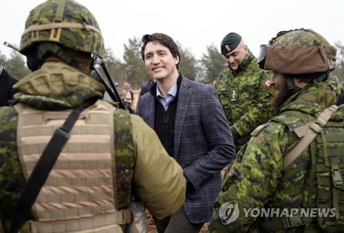 라트비아의 캐나다 병사들과 대화하는 쥐스탱 트뤼도 캐나다 총리