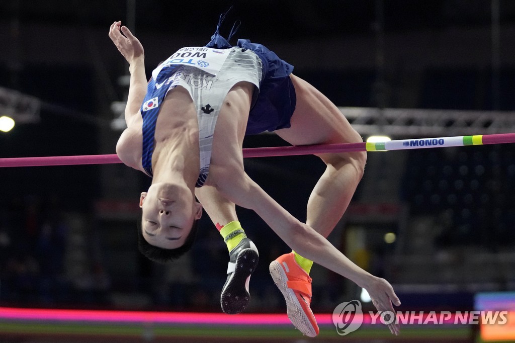 In this Associated Press photo, Woo Sang-hyeok of South Korea competes in the men's high jump at the World Athletics Indoor Championships at Stark Arena in Belgrade on March 20, 2022. (Yonhap)
