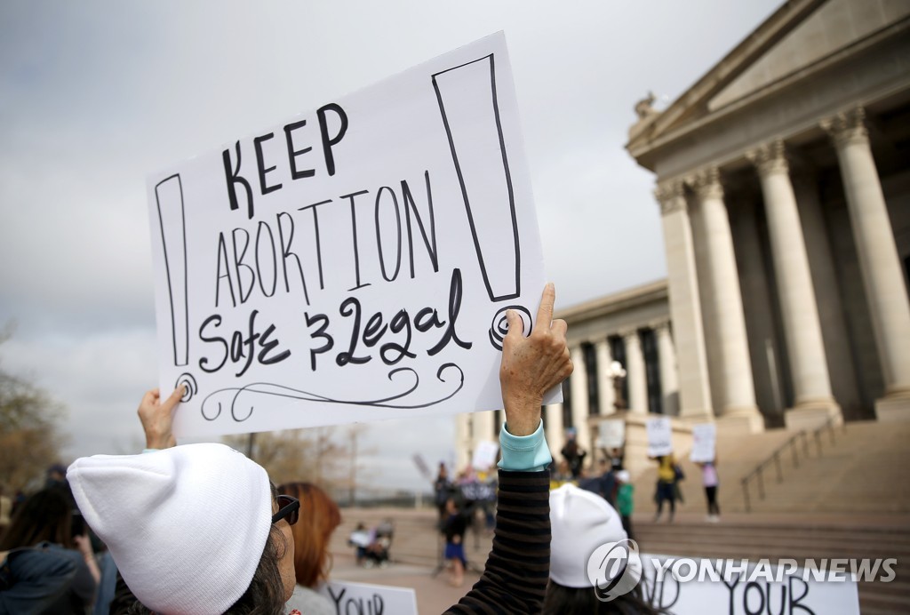 5일(현지시간) 오클라호마 주의사당 앞에서 낙태권 지지 시위