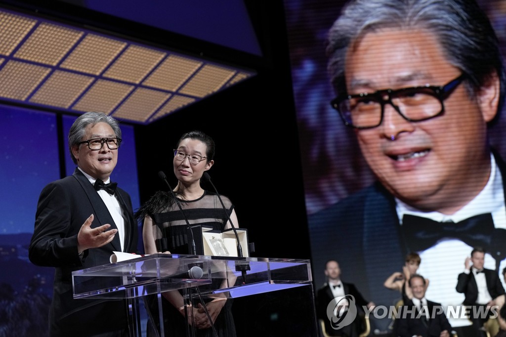 In this AP photo, South Korean director Park Chan-wook (L) delivers an acceptance speech for Best Director for "Decision to Leave" during the closing ceremony of the 75th Cannes Film Festival in Cannes, France, on May 28, 2022. (Yonhap)