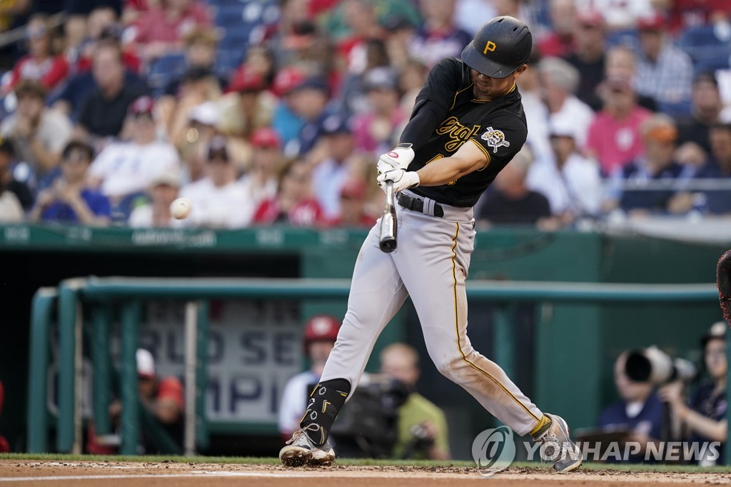 In this Associated Press file photo from June 27, 2022, Park Hoy-jun of the Pittsburgh Pirates hits a single against the Washington Nationals during the top of the third inning of a Major League Baseball regular season game at Nationals Park in Washington. (Yonhap)