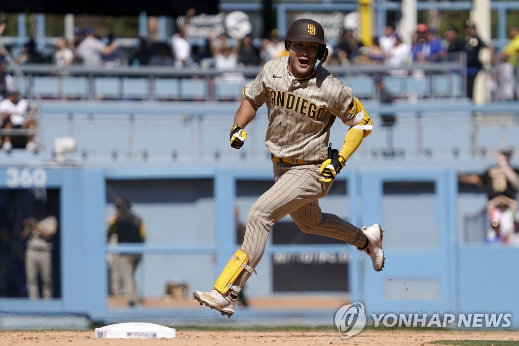 In this Associated Press photo, Kim Ha-seong of the San Diego Padres celebrates as he rounds the bases after hitting a two-run home run against the Los Angeles Dodgers during the top of the ninth inning of a Major League Baseball regular season game at Dodger Stadium in Los Angeles on July 3, 2022. (Yonhap)