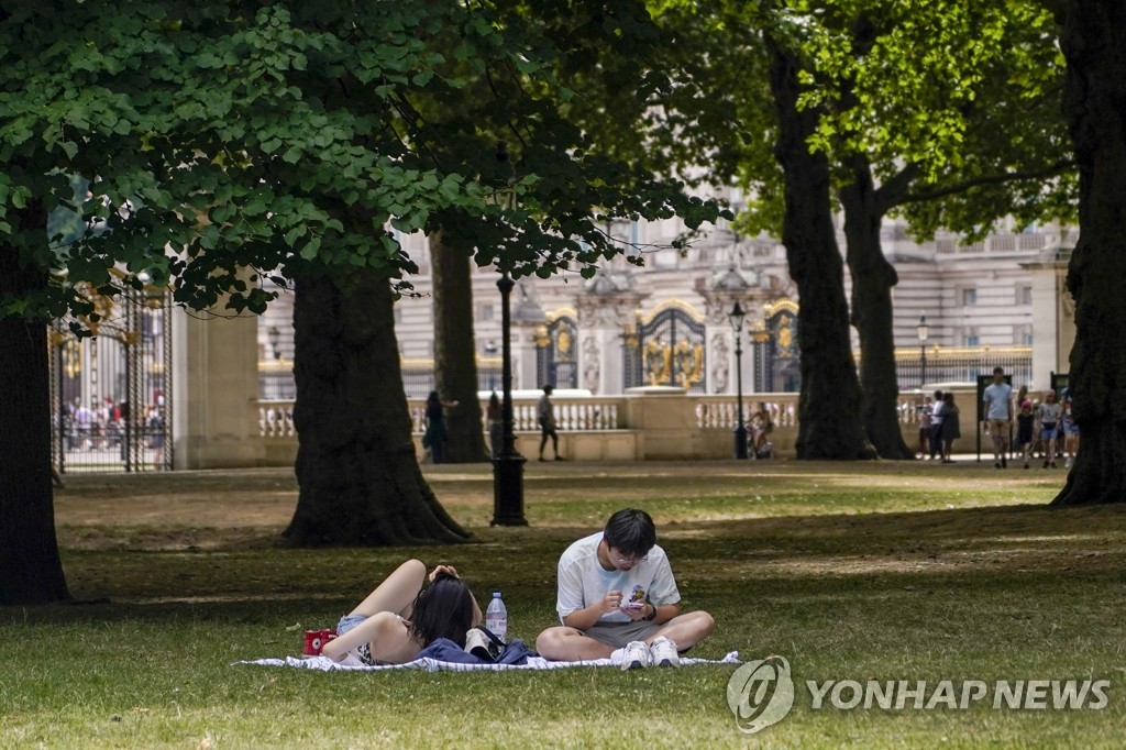 지난달 영국 런던의 공원에서 더위를 식히는 시민들