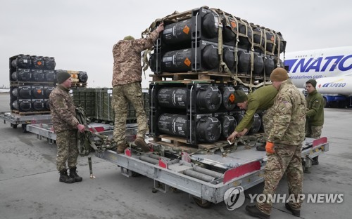 미국이 지원한 재블린 대전차 미사일이 우크라이나에 도착한 모습