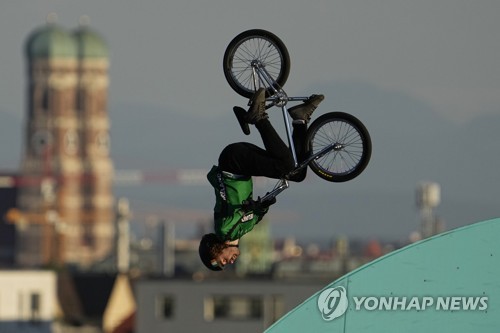 ′하늘을 나는 자전거 기술′…유럽 사이클선수권대회 BMX