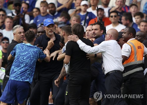 언쟁 벌이는 두 감독