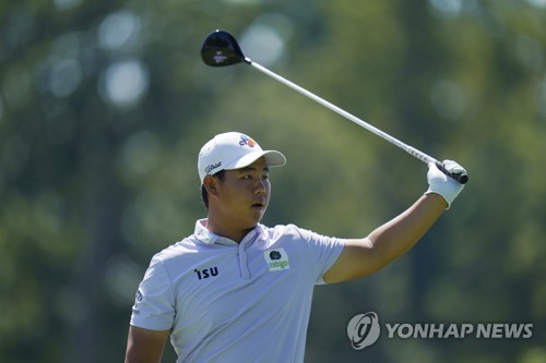 In this Associated Press file photo from Aug. 18, 2022, Kim Joo-hyung of South Korea watches his tee shot on the third hole during the first round of the BMW Championship at Wilmington Country Club in Wilmington, Delaware. (Yonhap)