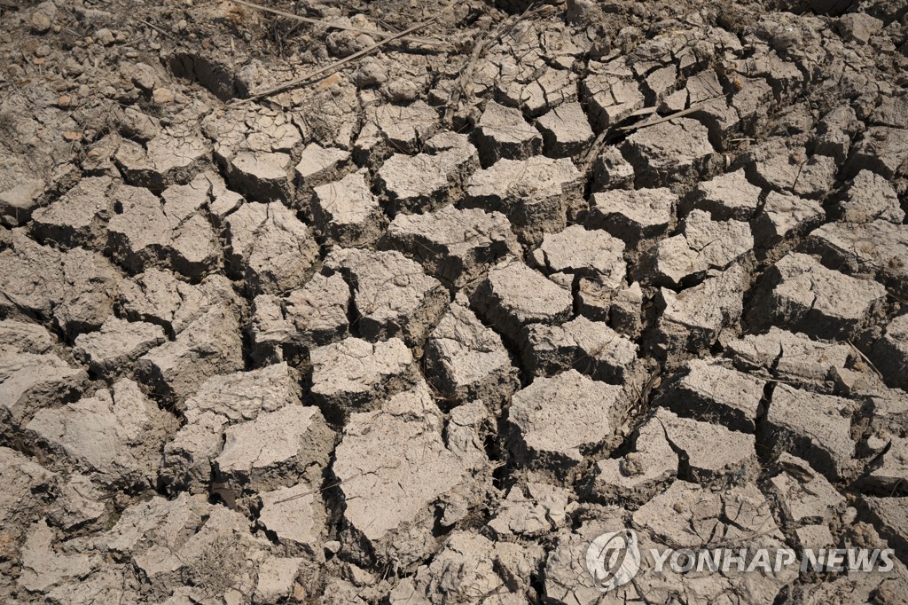 가뭄으로 갈라진 중국 서부 지역 충칭시의 바닥