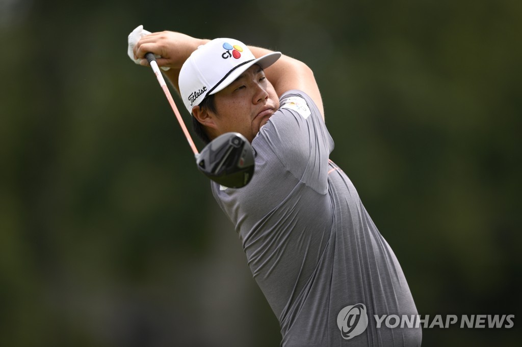 In this Associated Press photo, Im Sung-jae of South Korea tees off on the third hole during the final round of the BMW Championship at Wilmington Country Club in Wilmington, Delaware, on Aug. 21, 2022. (Yonhap)