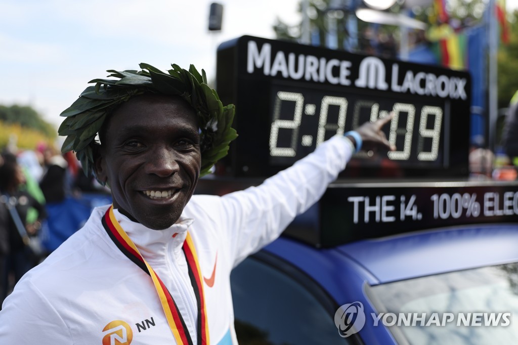 '서브2' 향해…킵초게, 2시간01분09초 남자 마라톤 세계신기록