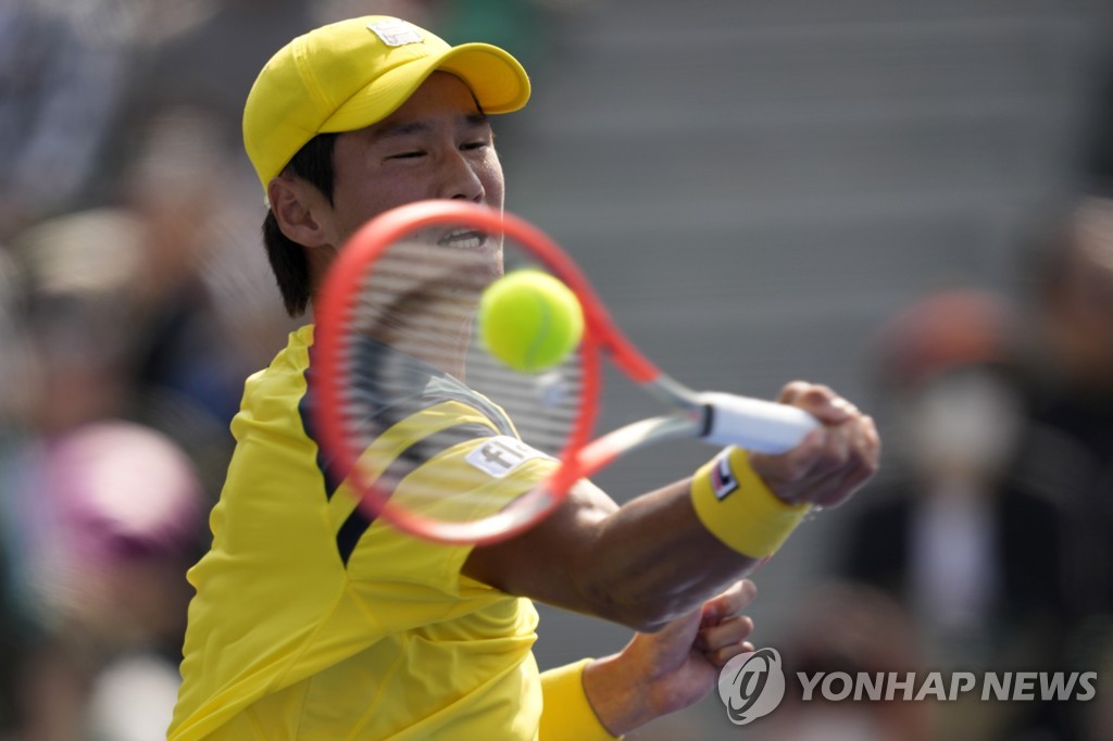 In this Associated Press photo, Kwon Soon-woo of South Korea returns a shot to Jenson Brooksby of the United States during their men's singles round of 16 match at the ATP Eugene Korea Open at Olympic Park Tennis Center in Seoul on Sept. 29, 2022. (Yonhap)