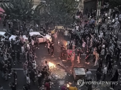 유가인상 시위 3주년 맞아 이란 시위 재확산…상인들 동조 휴업(종합)