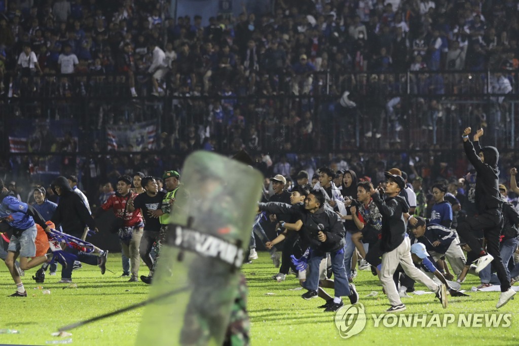 130여명의 목숨을 앗아간 압사사고 발생 직전 인도네시아 동부자바 축구장에 흥분한 관중이 난입한 모습