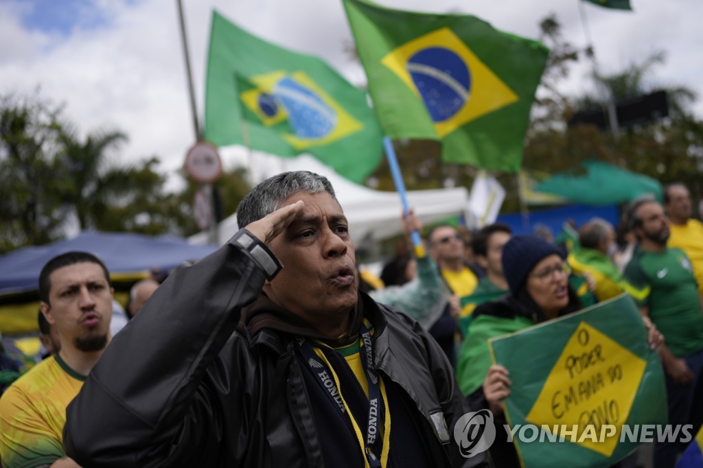 Apoiadores de Bolsonaro fazem continência durante protesto de 3 de março em São Paulo