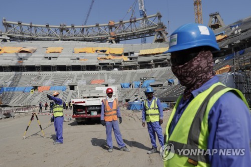 2019년 카타르 월드컵 경기장 작업 현장의 노동자들
