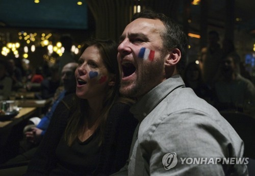 월드컵 축구 경기를 TV로 관람하는 프랑스인들