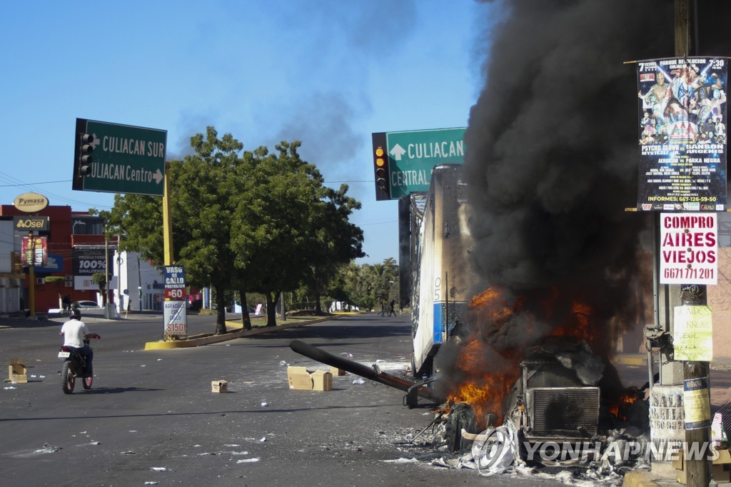 멕시코 시날로아주 쿨리아칸 도로에서 불타는 화물차