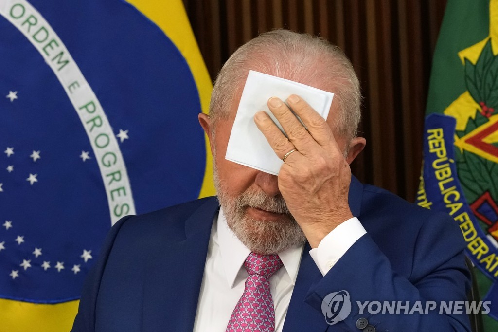 O presidente Lula enxugou o suor 