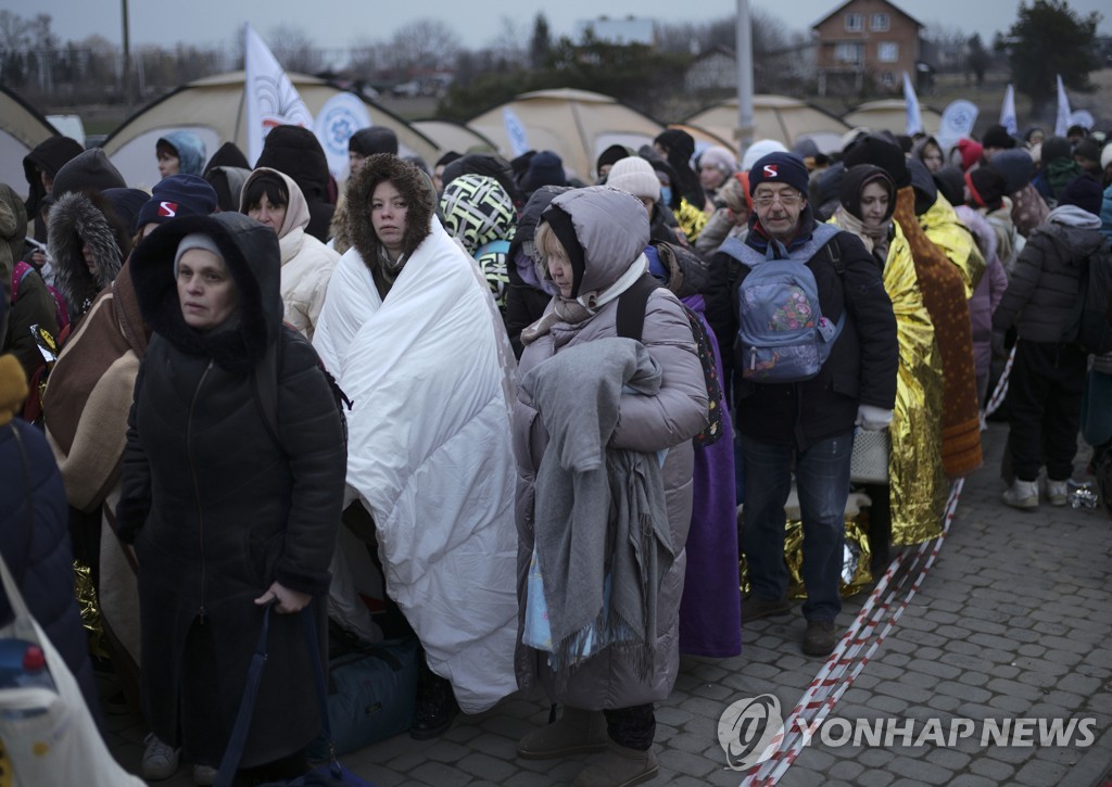 국경을 넘어 폴란드에 들어온 우크라이나 난민들