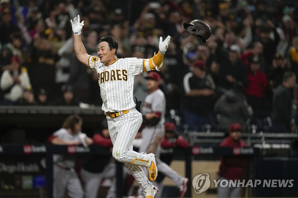 Padres' Kim Ha-seong hits 1st career walkoff homer