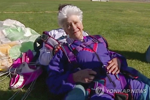 호주서 경찰에 테이저건 맞은 95세 할머니 끝내 숨져