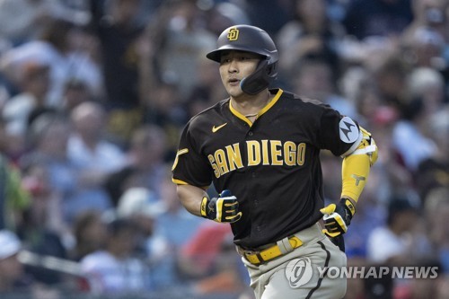(LEAD) Padres' Kim Ha-seong hits 5th homer of season, scores 100th career run