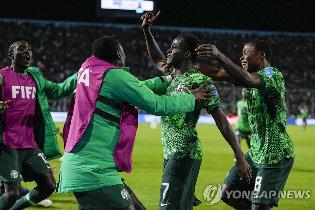 릴와누 할리루 사키(7번)의 추가 골에 기뻐하는 나이지리아 선수들