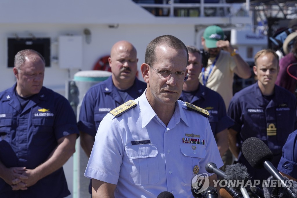 기자브리핑하는 존 모거 미국 해안경비대 소장