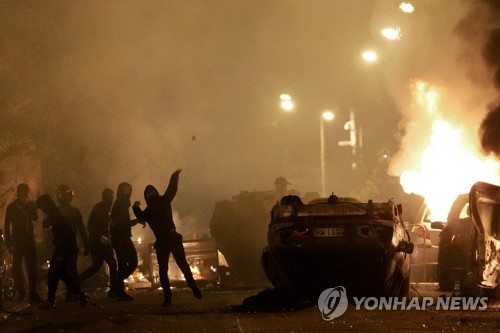 이틀째 비교적 평온했던 프랑스…마크롱, 도시 재건 지원 약속(종합)