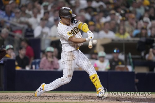 Padres' Kim Ha-seong injures toe after kicking water cooler in