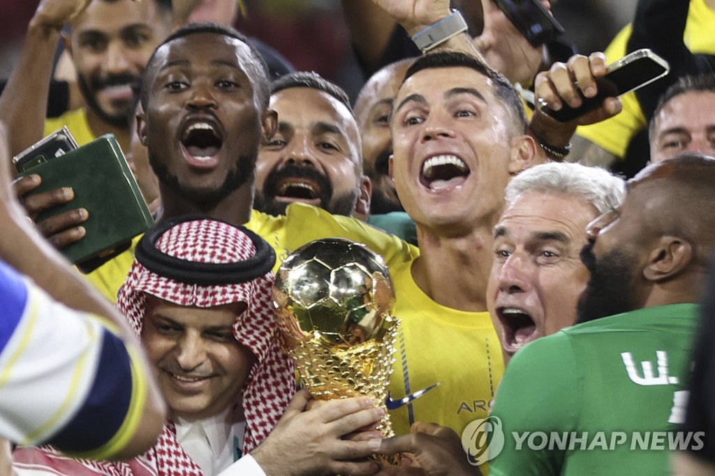 2023 아랍클럽챔피언스컵 우승을 기뻐하는 호날두