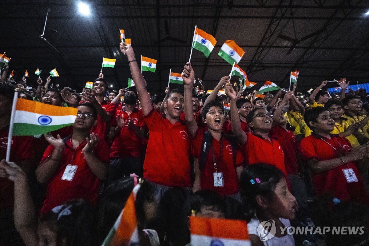 찬드라얀 3호 달 착륙 성공에 기뻐하는 인ㄷ 학생들