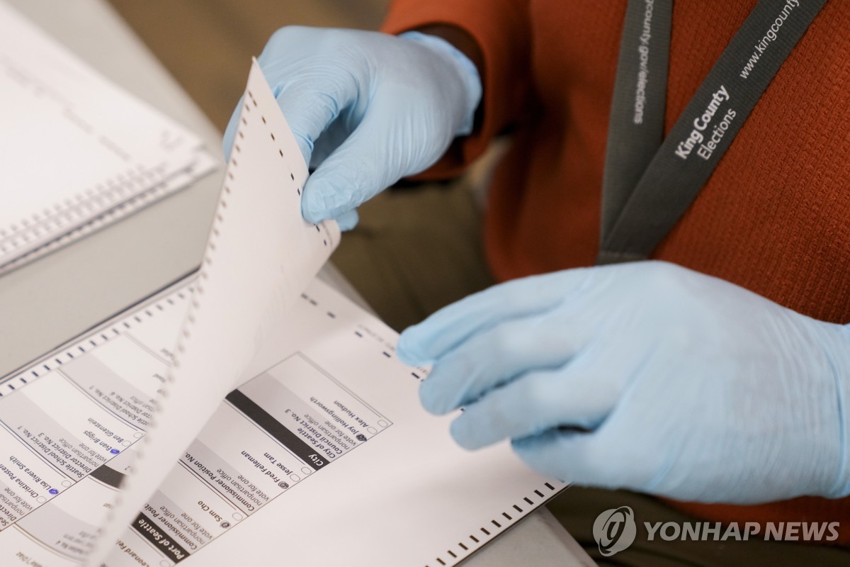 장갑 끼고 일하는 선거 사무원