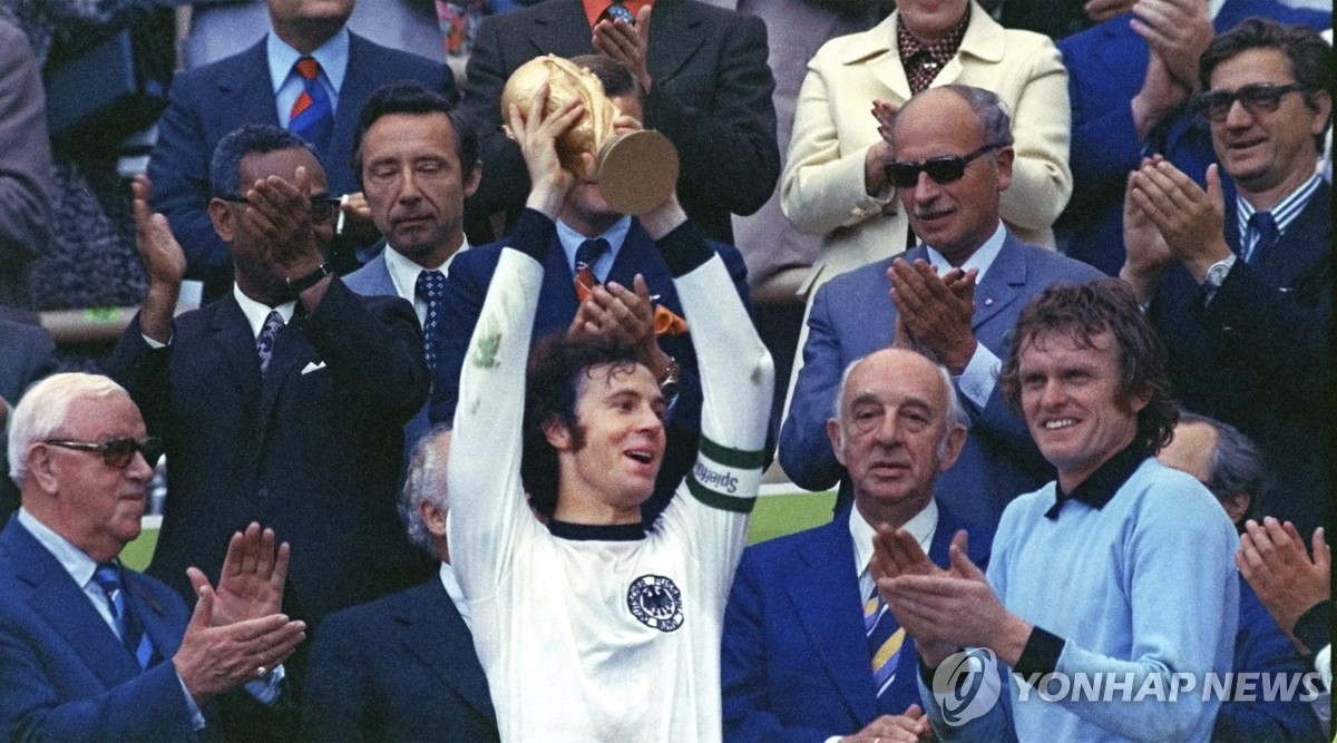 1974년 서독 월드컵에서 우승 트로피 들어올린 베켄바워