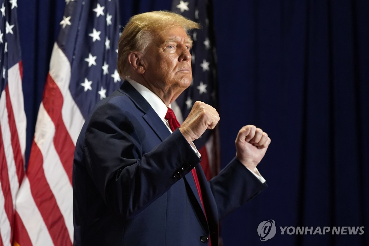 Esta fotografía, publicada por Associated Press, muestra al expresidente Donald Trump haciendo un gesto en un mitin de campaña en Richmond, Virginia, el 2 de marzo de 2024. (Yonhap)